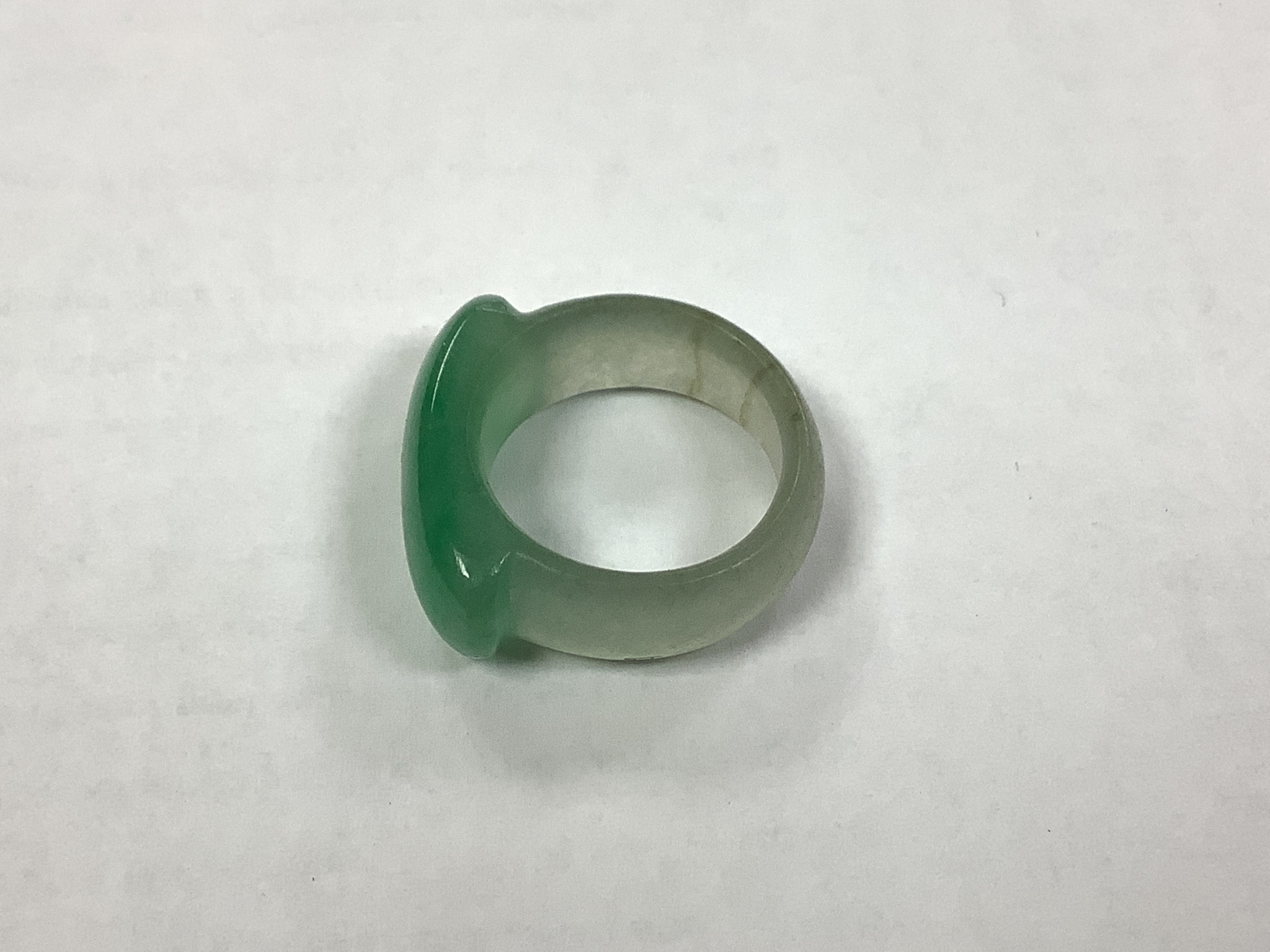 A Chinese jadeite ring, 19th/20th century, 22mm diameter